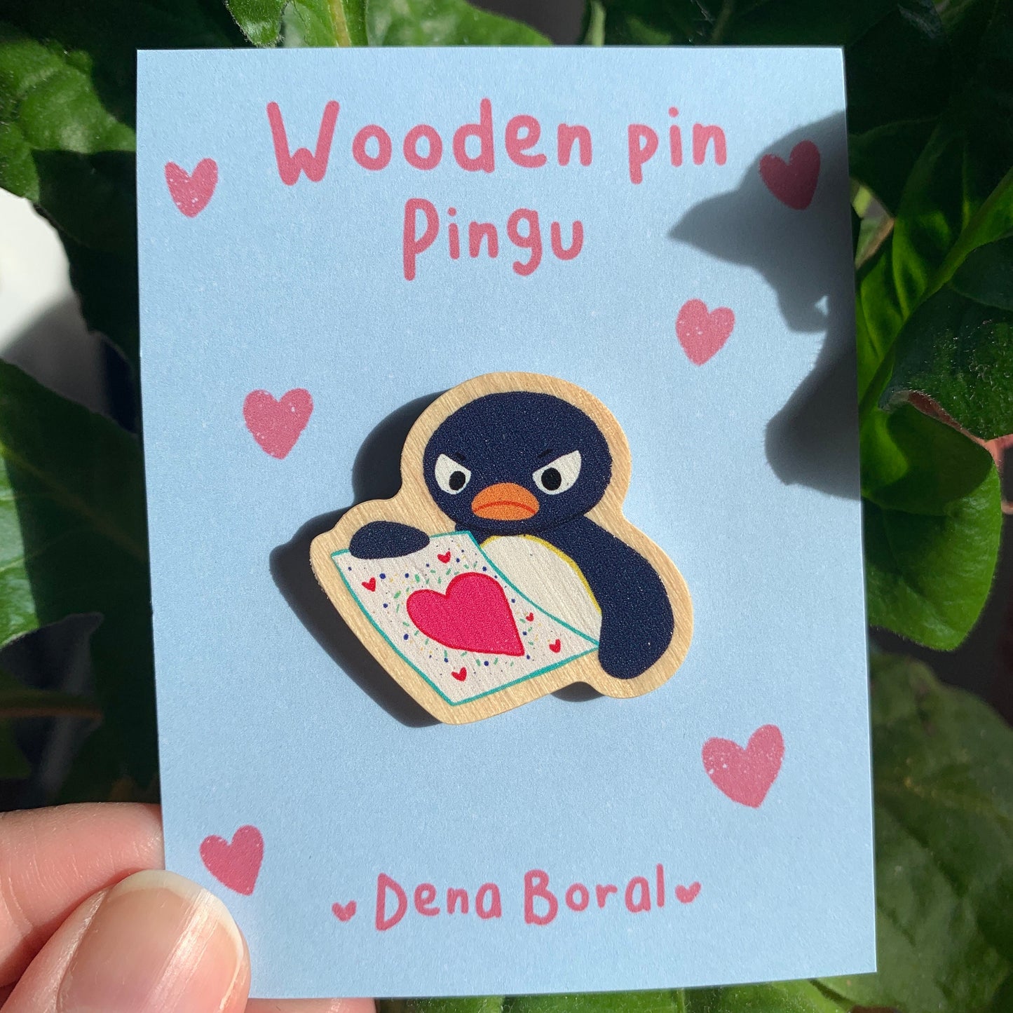 Pin de Madera Pingu enfadado San Valentin | angry pingu Wooden Pin Badge | Angry Pingu San Valentin