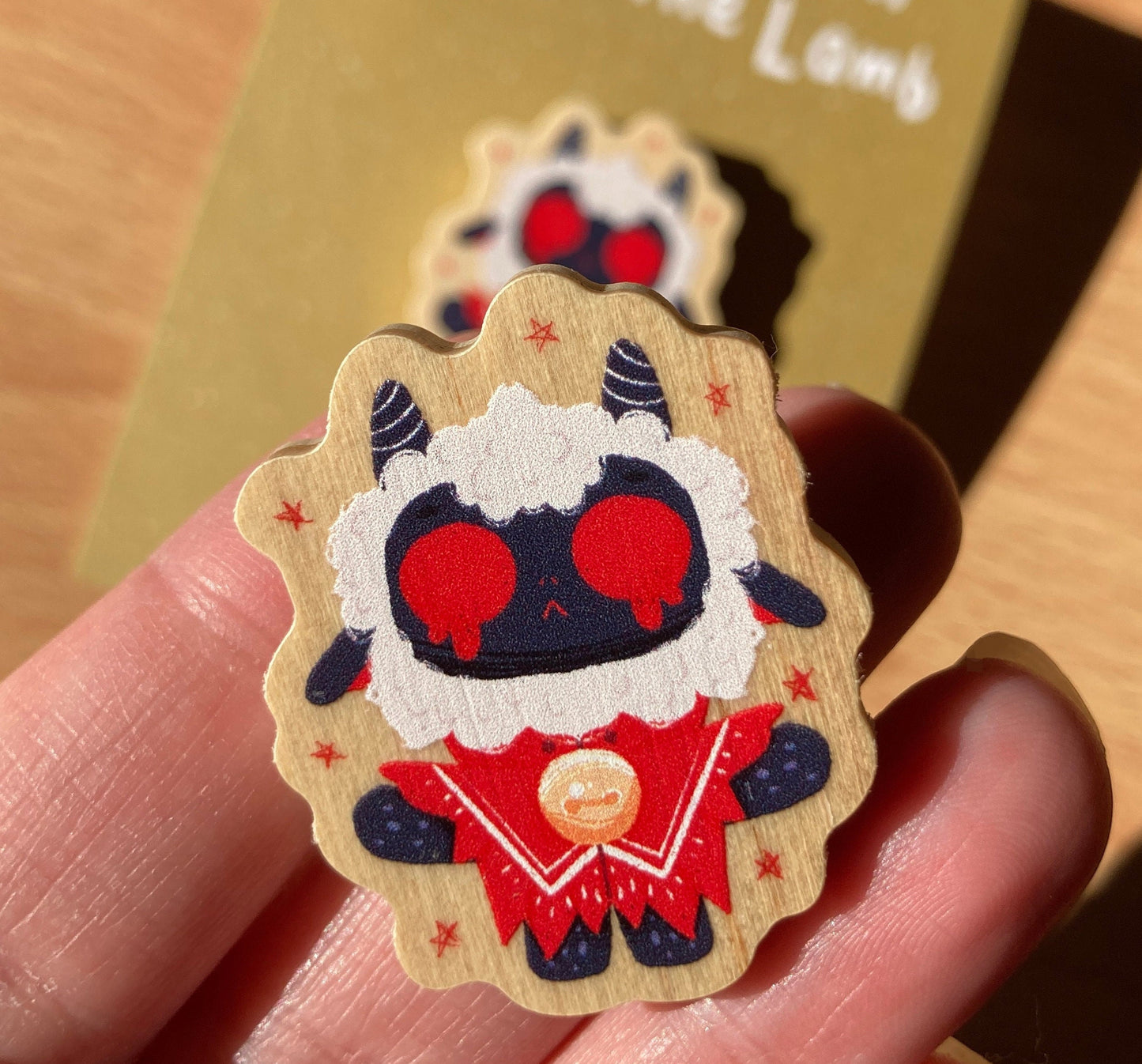 Pin de Madera Cult of the Lamb Ojos rojos| Wooden Pin Inspired | Pin Original Regalo Eco Friendly Madera Natural