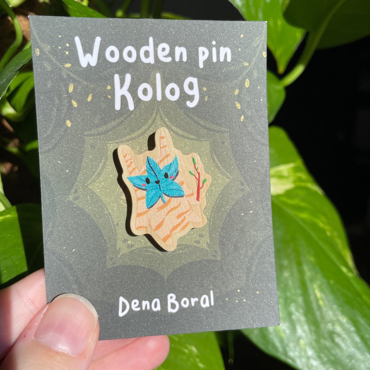 Pin de Madera Kolog azul Zelda | Zelda Blue Kolog Natural Wooden Pin Badge | ECO Friendly Pine Wood