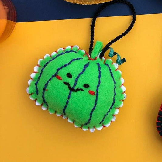 Calabaza Verde Claro: Adorno de fieltro hecho a mano, diseño original. Decoración Arbol de Navidad y Halloween