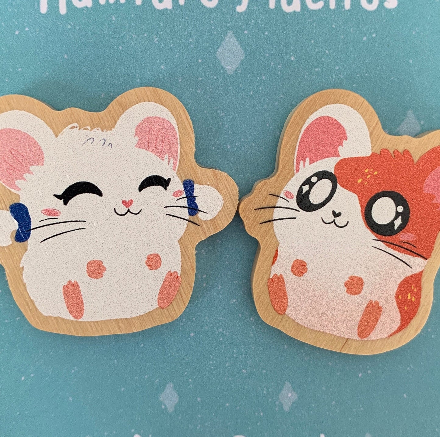 2 Pin Pack Hamtaro y Lacitos Bijou Pin de Madera Natural Ecofriendly Broche Mochila