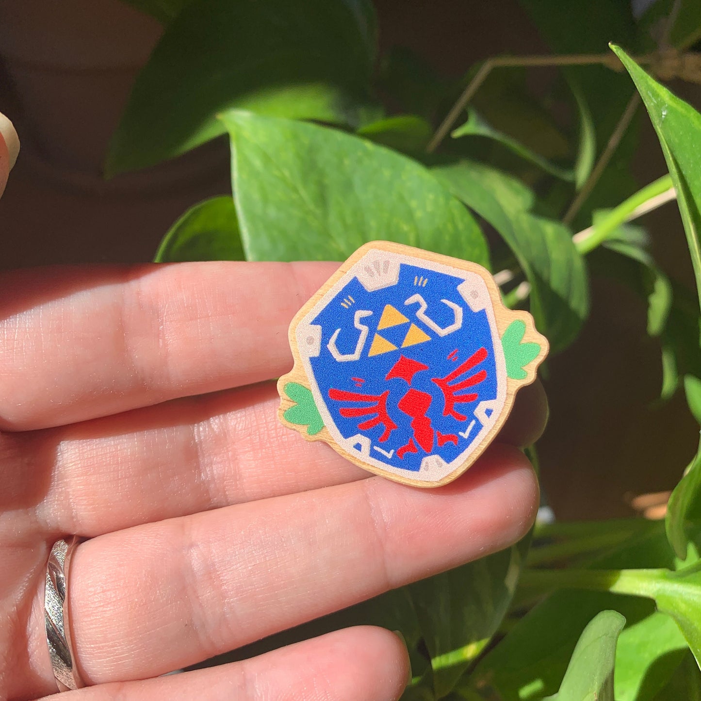 Pin de Madera Zelda Escudo | Zelda Shield Natural Wooden Pin Badge | ECO Friendly Pine Wood