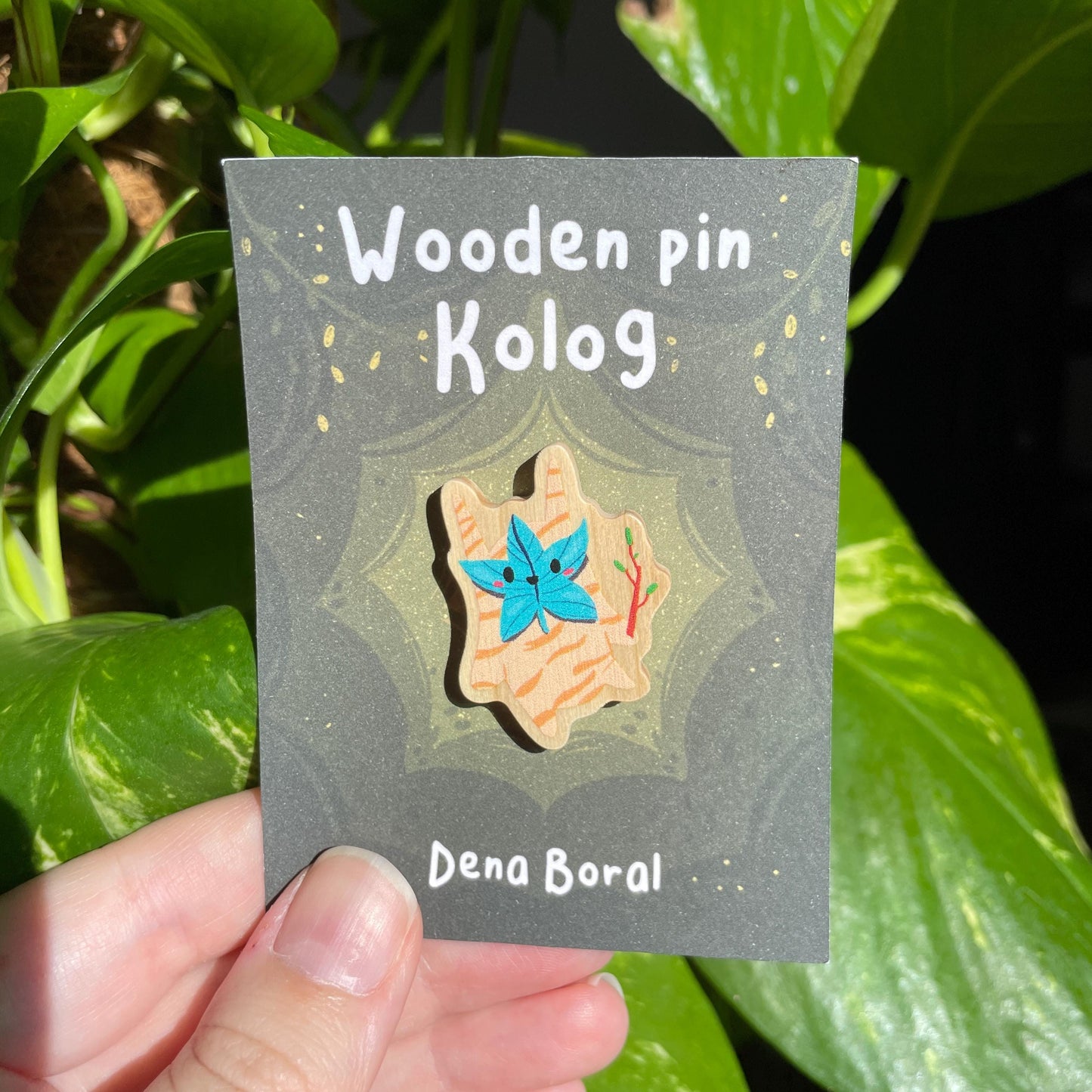 Pin de Madera Kolog azul Zelda | Zelda Blue Kolog Natural Wooden Pin Badge | ECO Friendly Pine Wood