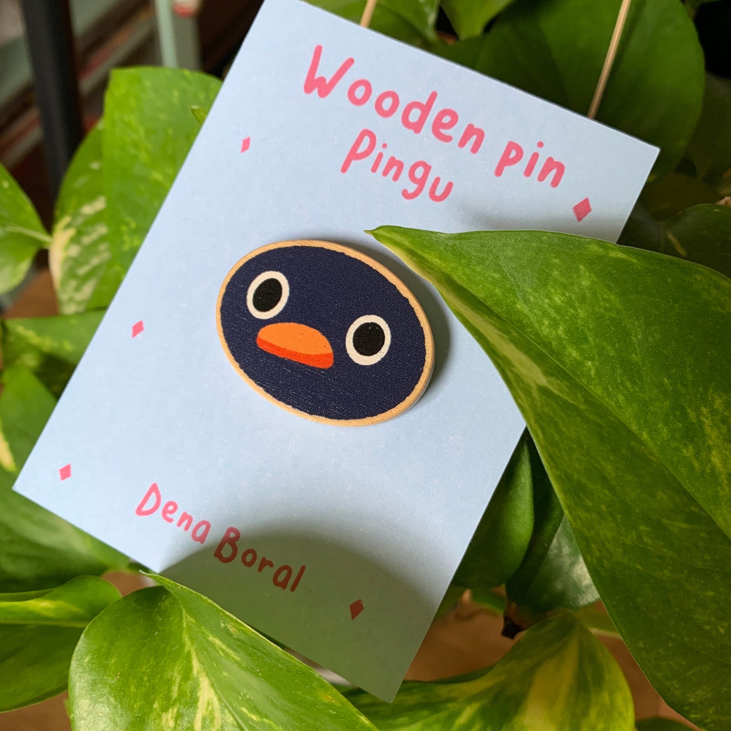 Pin de Madera Pingu Cara | Pingu Face Wooden Pin Badge | Meme Pingu