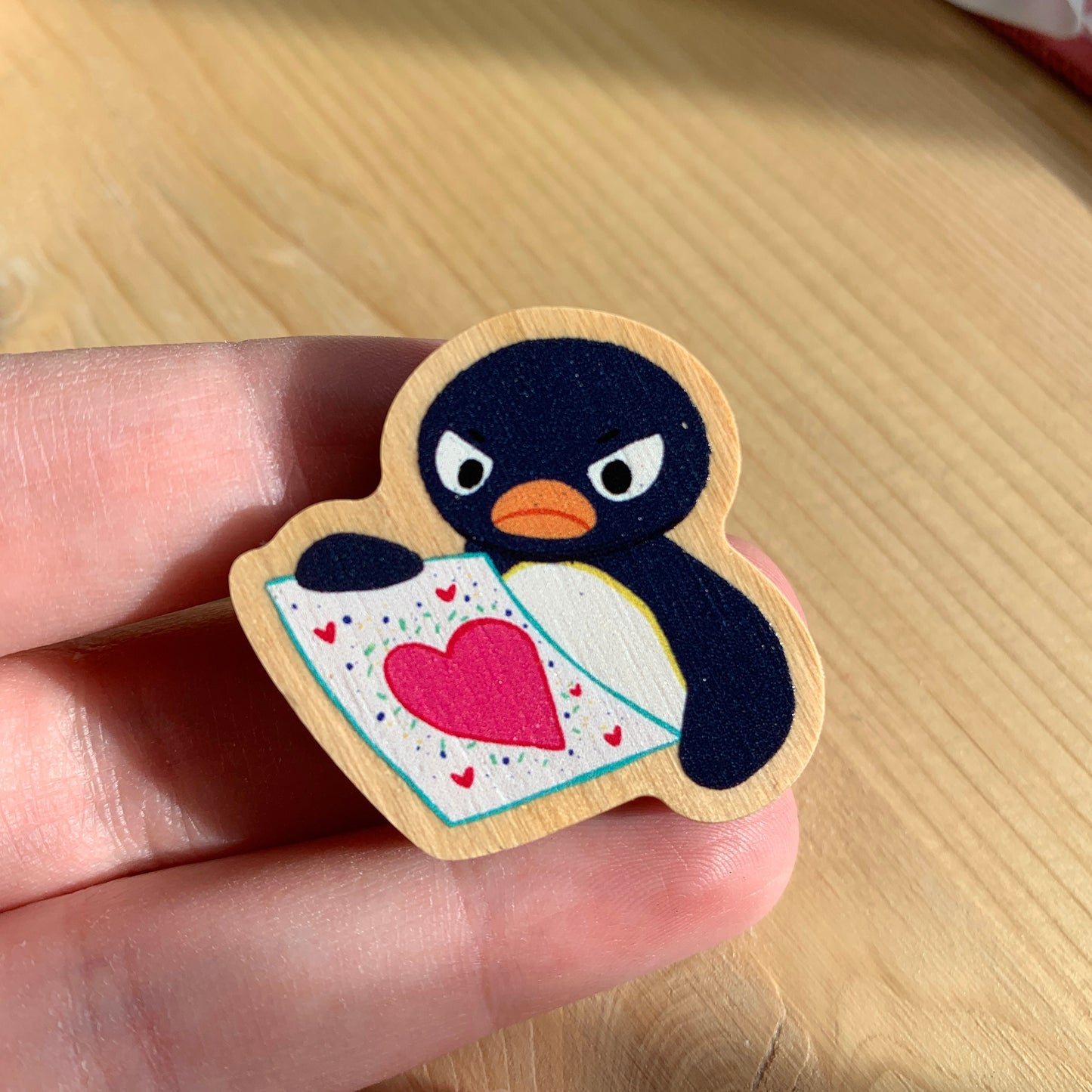 Pin de Madera Pingu enfadado San Valentin | angry pingu Wooden Pin Badge | Angry Pingu San Valentin