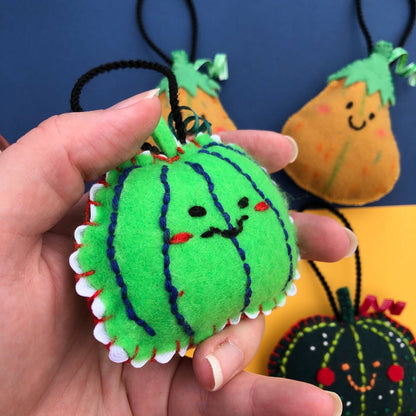 Calabaza Verde Claro: Adorno de fieltro hecho a mano, diseño original. Decoración Arbol de Navidad y Halloween