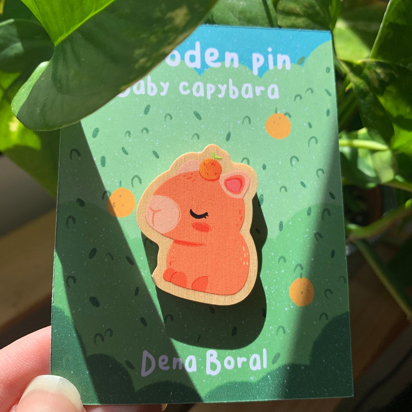 Pin de madera natural Baby Capybara diseño original