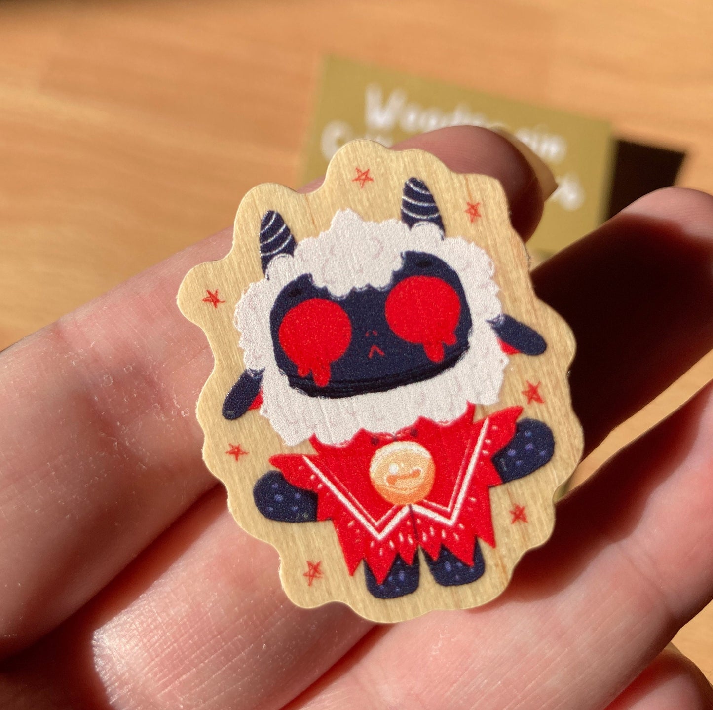 Pin de Madera Cult of the Lamb Ojos rojos| Wooden Pin Inspired | Pin Original Regalo Eco Friendly Madera Natural