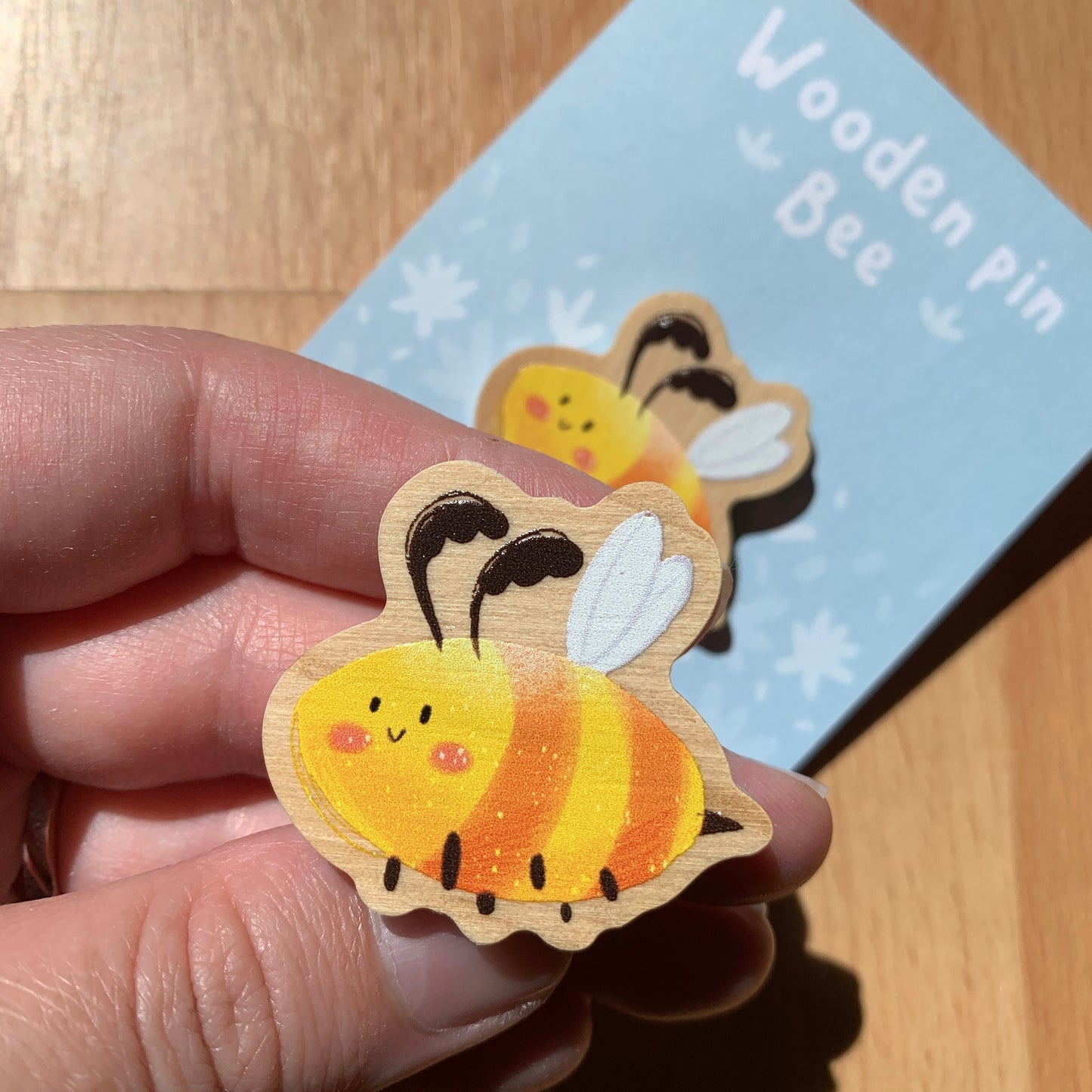 Pin de Madera Abeja | Wooden Pin Arte Original | Pin Regalo Eco Friendly Madera Natural
