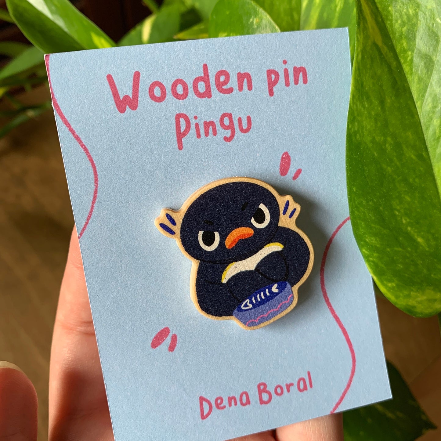 Pin de Madera Pingu Hambriento | Hungry Pingu Wooden Pin Badge | Meme Pingu