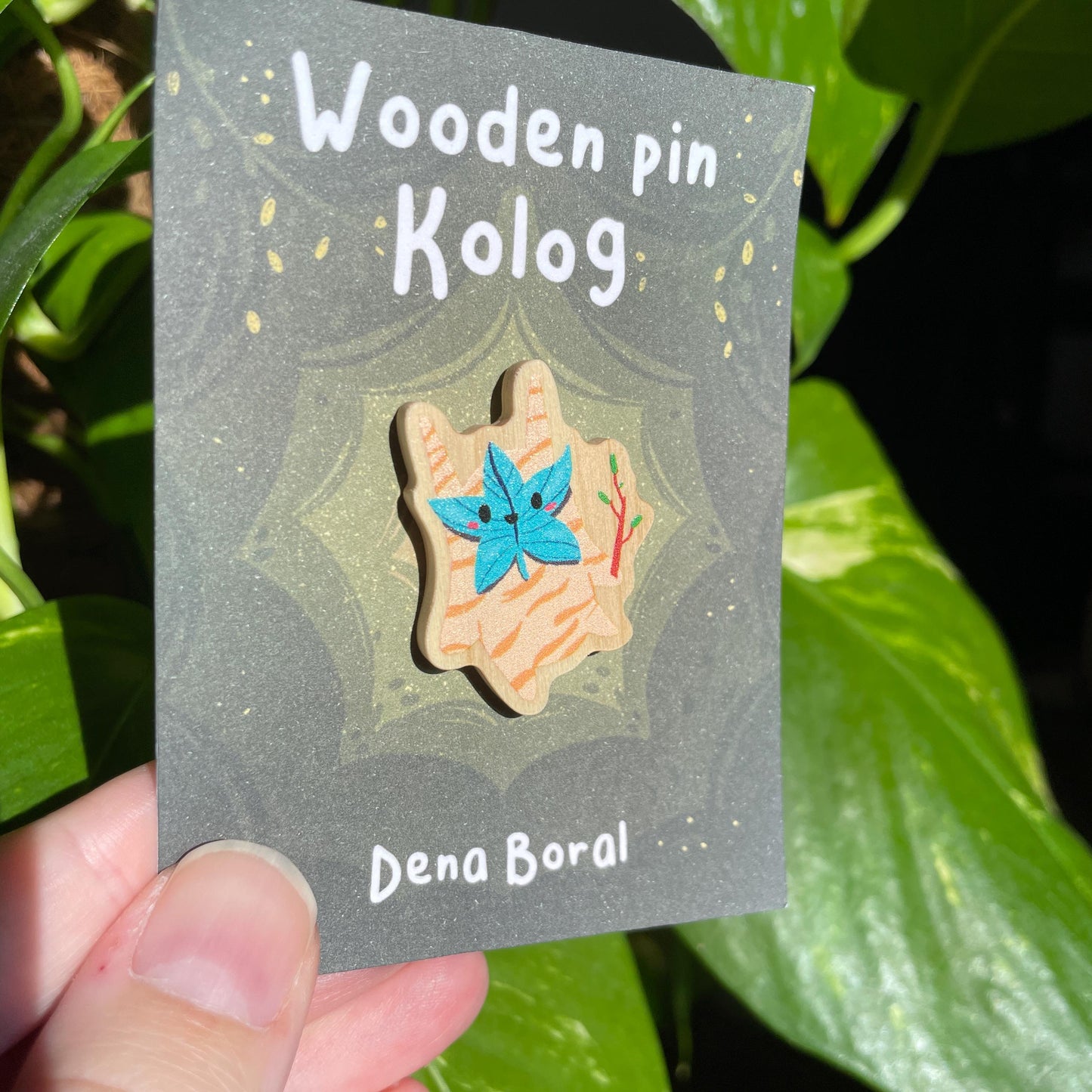 Pin de Madera Kolog azul Zelda | Zelda Blue Kolog Natural Wooden Pin Badge | ECO Friendly Pine Wood