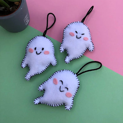 Fantasma: Adorno de fieltro hecho a mano, diseño original. Decoración Arbol de Navidad y Halloween