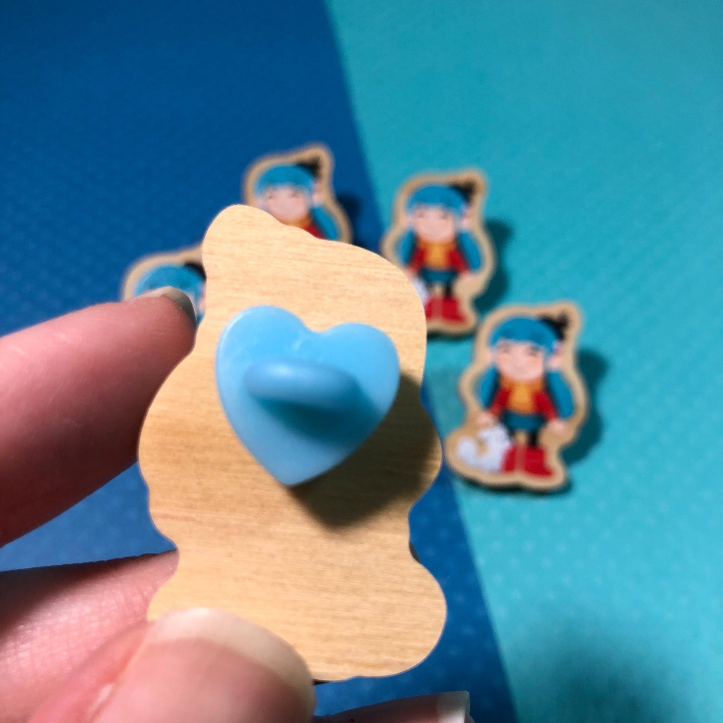 Pin de Madera Hilda | Wooden Pin Inspired Hilda The Series | Pin Original Regalo Eco Friendly Madera Natural