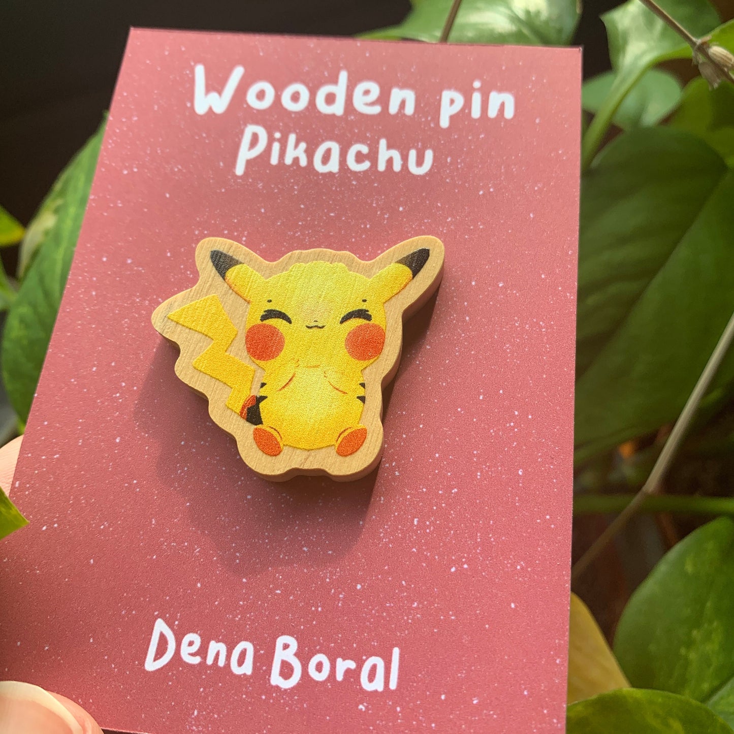 Pin de Madera Pikachu-poke|Pikachu-poke Wooden Pin Badge |