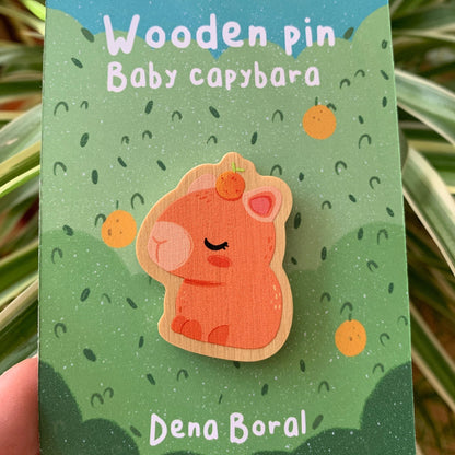 Pin de madera natural Baby Capybara diseño original