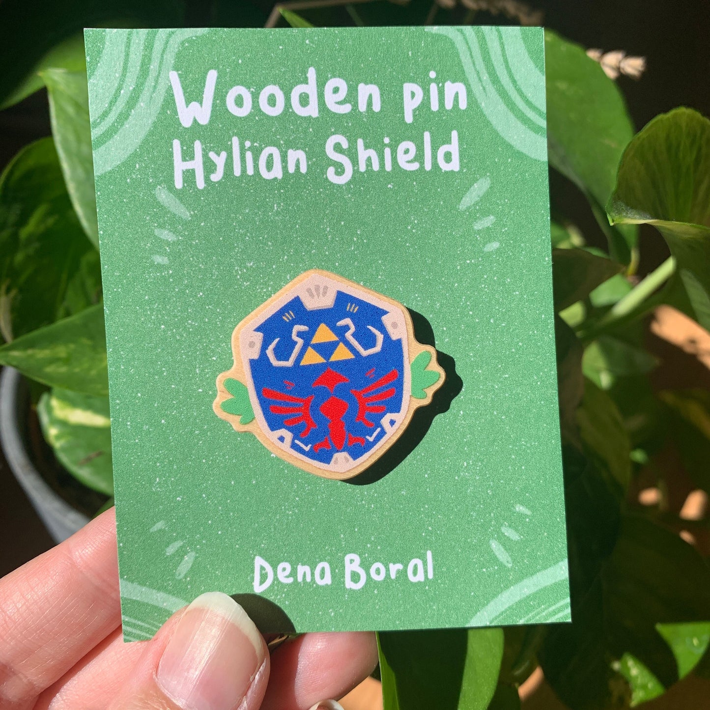 Pin de Madera Zelda Escudo | Zelda Shield Natural Wooden Pin Badge | ECO Friendly Pine Wood