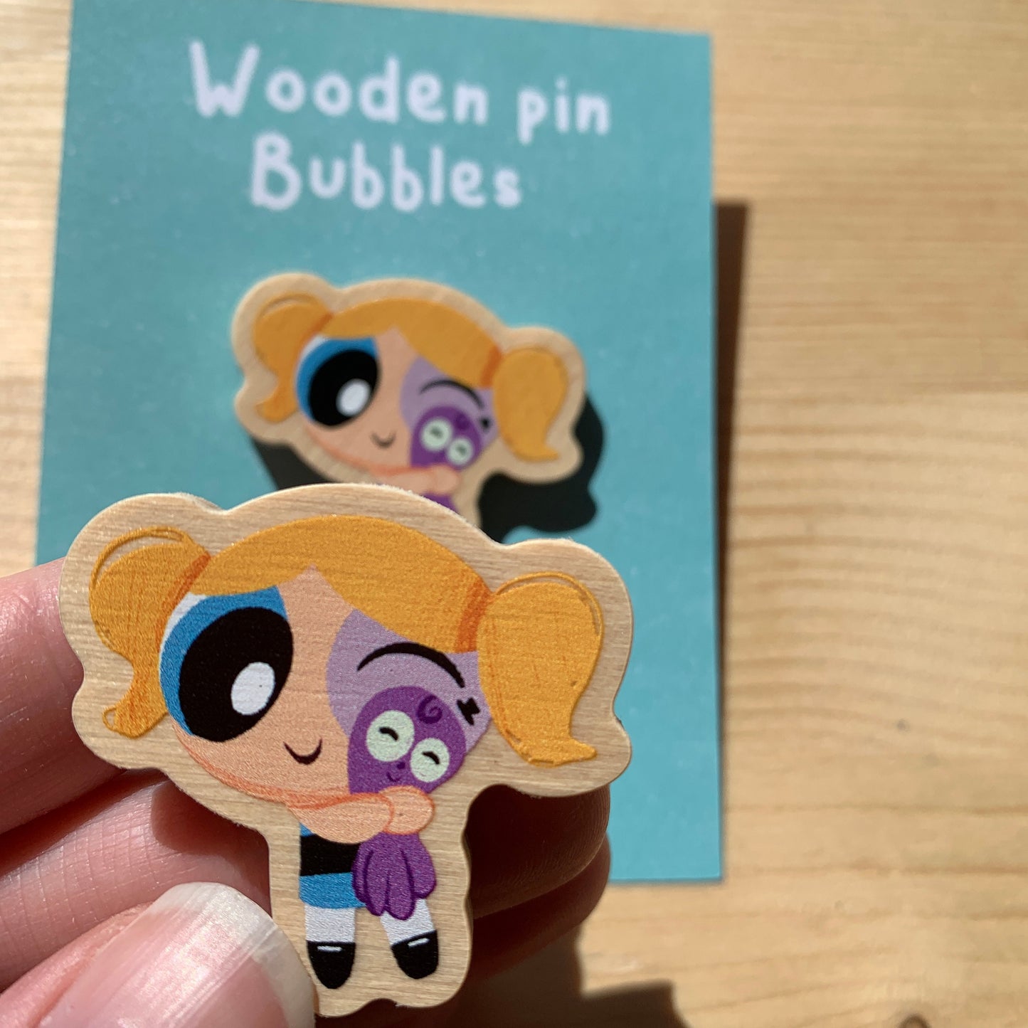 Pin de Madera Burbuja Las Supernenas | Bubbles The Powerpuff girls Wooden Pin Badge | Las chicas superpoderosas