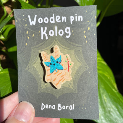 Pin de Madera Kolog azul Zelda | Zelda Blue Kolog Natural Wooden Pin Badge | ECO Friendly Pine Wood