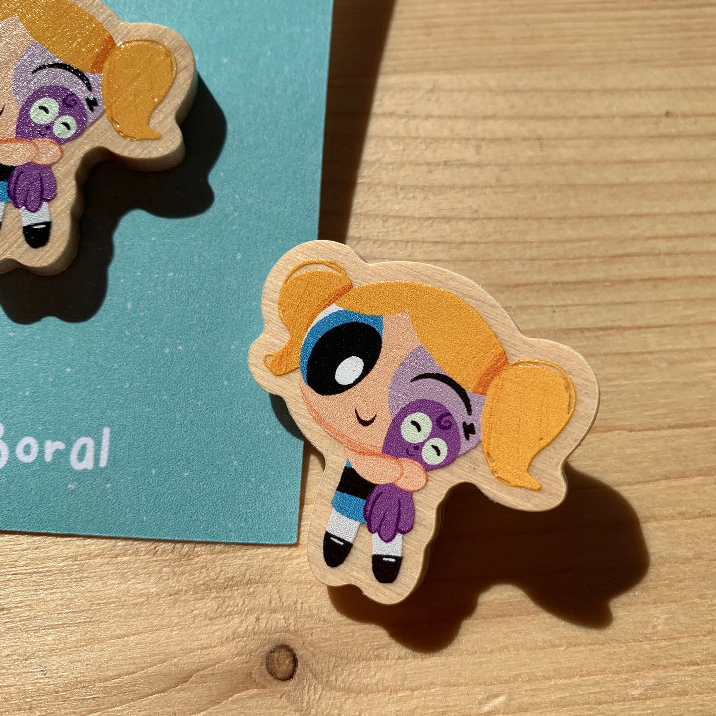 Pin de Madera Burbuja Las Supernenas | Bubbles The Powerpuff girls Wooden Pin Badge | Las chicas superpoderosas