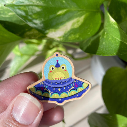 Pin de Madera UFO. Diseño sorpresa (7 modelos diferentes) | Wooden Pin Arte Original | Pin Regalo Eco Friendly Madera Natural