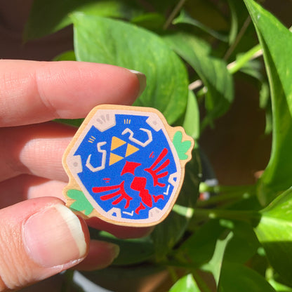 Pin de Madera Zelda Escudo | Zelda Shield Natural Wooden Pin Badge | ECO Friendly Pine Wood