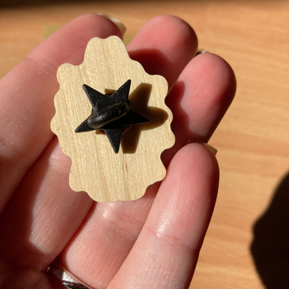 Pin de Madera Cult of the Lamb Ojos cerrados| Wooden Pin Inspired | Pin Original Regalo Eco Friendly Madera Natural