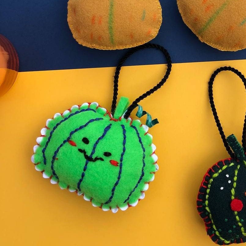 Calabaza Verde Claro: Adorno de fieltro hecho a mano, diseño original. Decoración Arbol de Navidad y Halloween