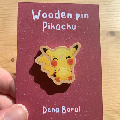 Pin de Madera Pikachu-poke|Pikachu-poke Wooden Pin Badge |