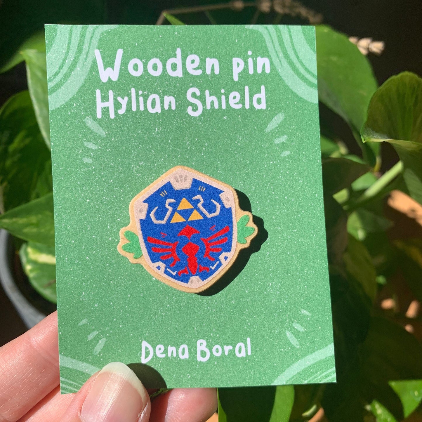 Pin de Madera Zelda Escudo | Zelda Shield Natural Wooden Pin Badge | ECO Friendly Pine Wood
