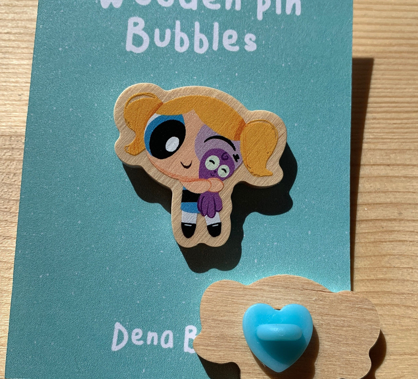 Pin de Madera Burbuja Las Supernenas | Bubbles The Powerpuff girls Wooden Pin Badge | Las chicas superpoderosas