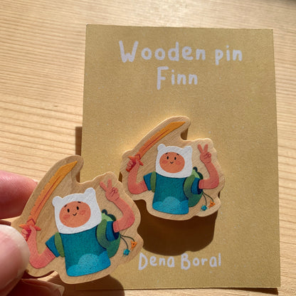 Pin de Madera Finn Hora de Aventuras | Finn el humano Wooden Pin Inspired | Pin Original Regalo Eco Friendly Madera Natural