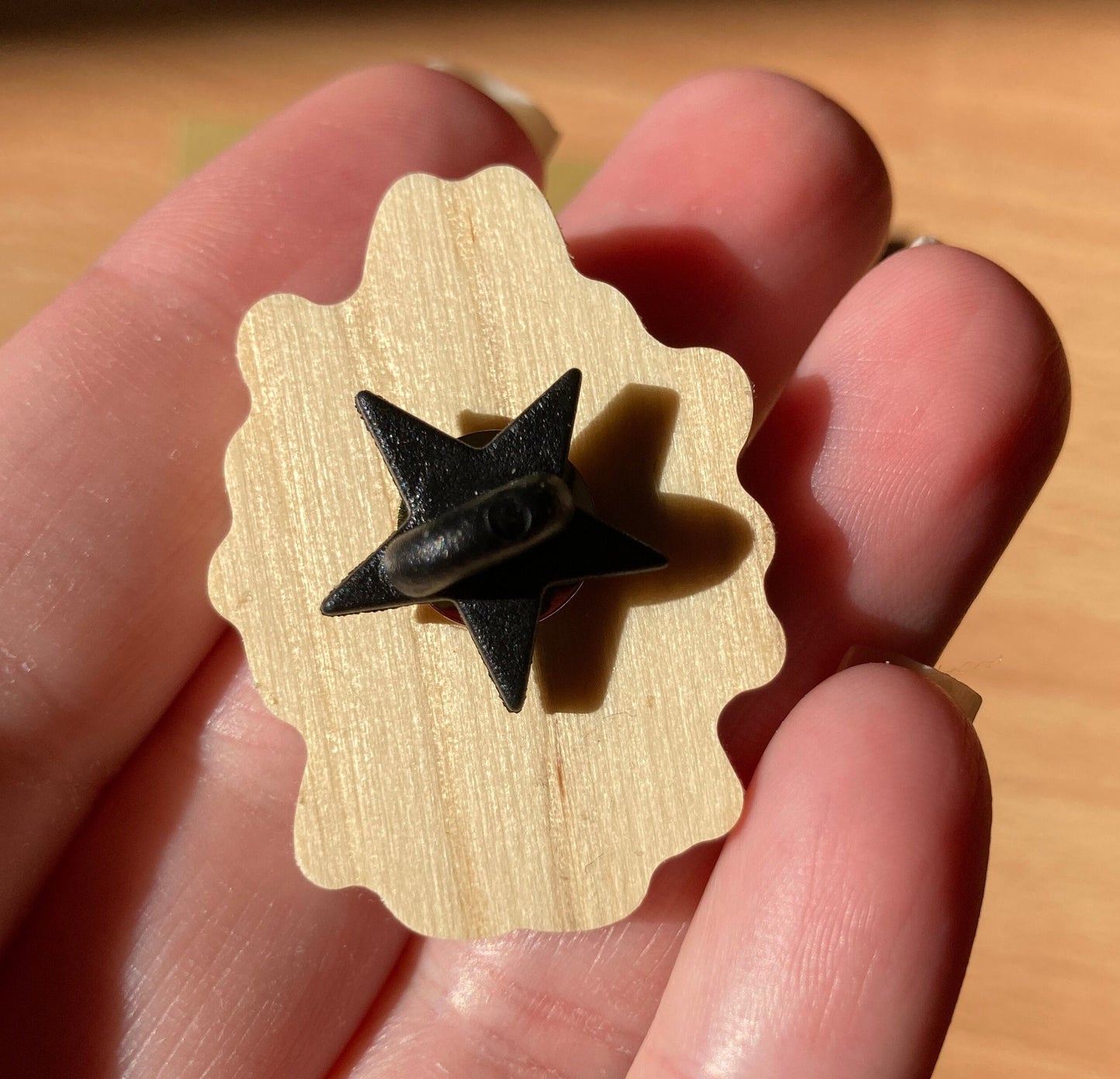 Pin de Madera Cult of the Lamb Ojos rojos| Wooden Pin Inspired | Pin Original Regalo Eco Friendly Madera Natural