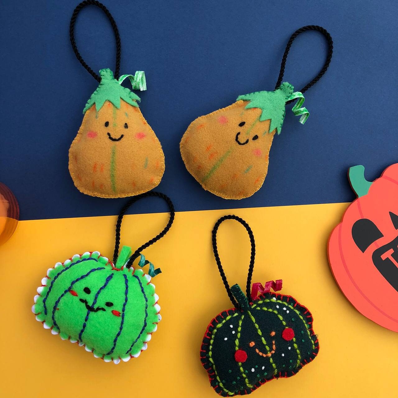 Calabaza Verde Claro: Adorno de fieltro hecho a mano, diseño original. Decoración Arbol de Navidad y Halloween