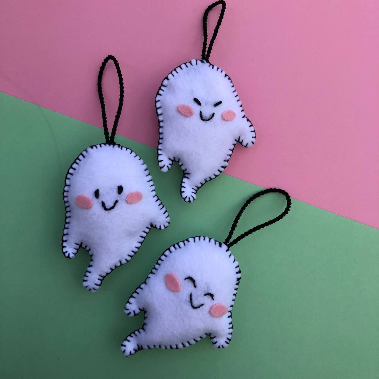 Fantasma: Adorno de fieltro hecho a mano, diseño original. Decoración Arbol de Navidad y Halloween