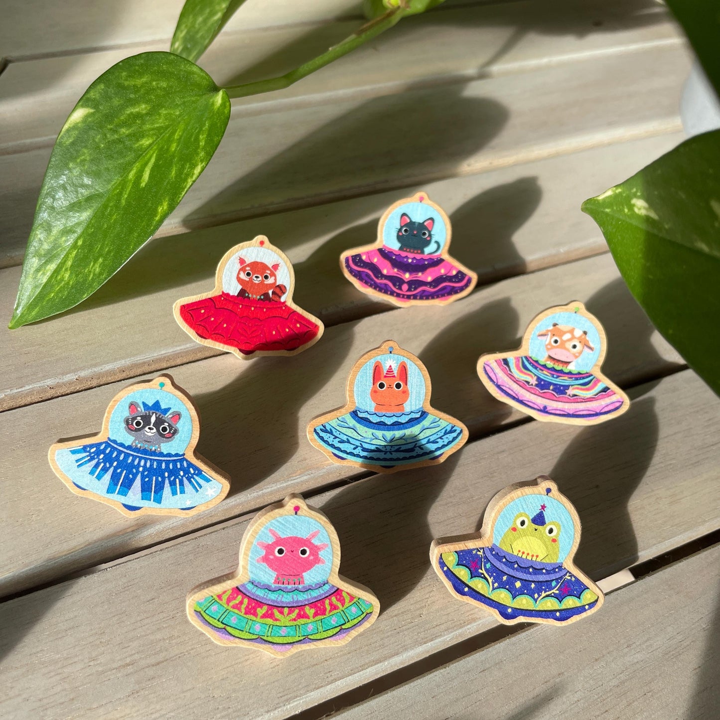 Pin de Madera UFO. Diseño sorpresa (7 modelos diferentes) | Wooden Pin Arte Original | Pin Regalo Eco Friendly Madera Natural