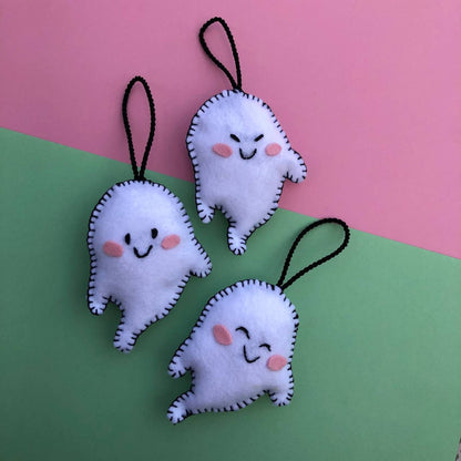 Fantasma: Adorno de fieltro hecho a mano, diseño original. Decoración Arbol de Navidad y Halloween