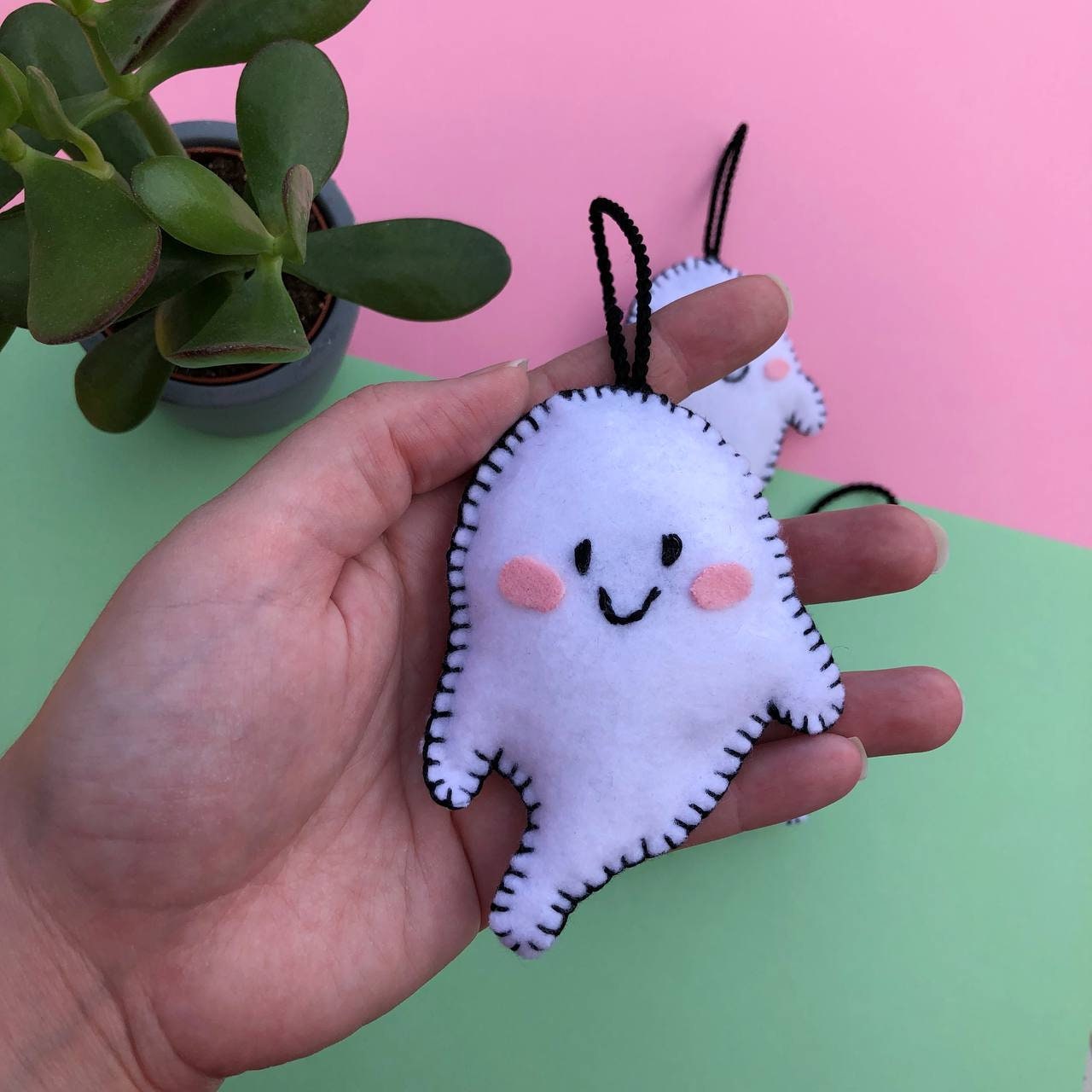 Fantasma: Adorno de fieltro hecho a mano, diseño original. Decoración Arbol de Navidad y Halloween