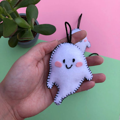 Fantasma: Adorno de fieltro hecho a mano, diseño original. Decoración Arbol de Navidad y Halloween