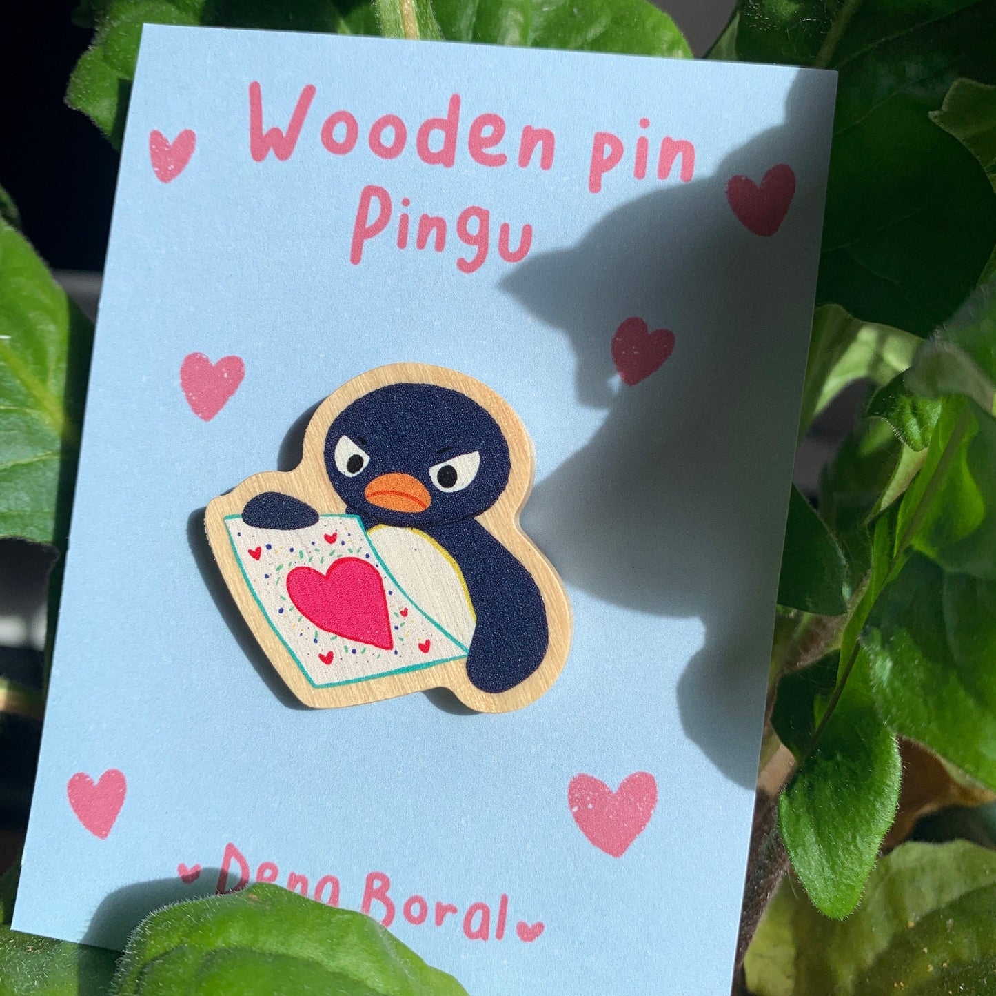 Pin de Madera Pingu enfadado San Valentin | angry pingu Wooden Pin Badge | Angry Pingu San Valentin
