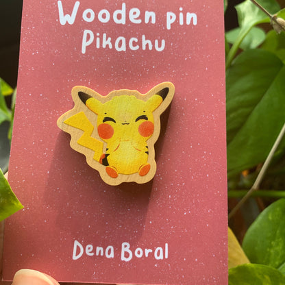 Pin de Madera Pikachu-poke|Pikachu-poke Wooden Pin Badge |