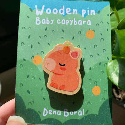 Pin de madera natural Baby Capybara diseño original