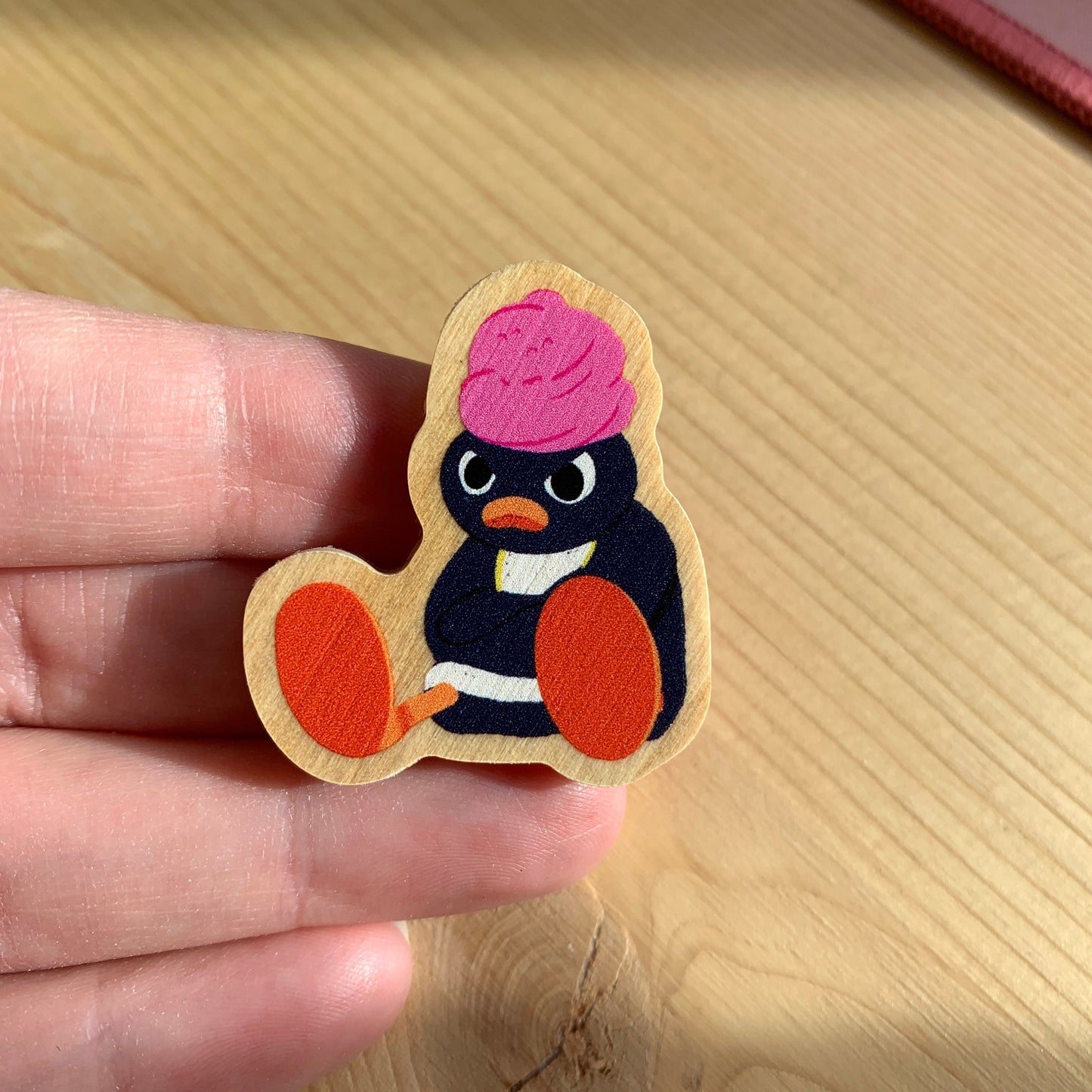 Pin de Madera Pingu enfadado | angry pingu Wooden Pin Badge | Angry Pingu