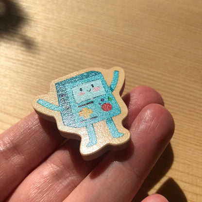 Pin de Madera BMO Hora de Aventuras | Wooden Pin Inspired | Pin Original Regalo Eco Friendly Madera Natural