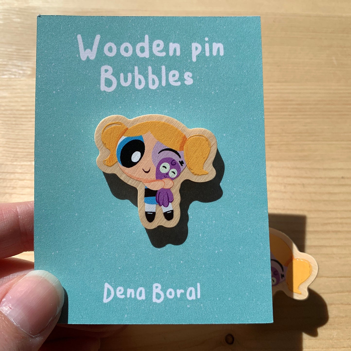 Pin de Madera Burbuja Las Supernenas | Bubbles The Powerpuff girls Wooden Pin Badge | Las chicas superpoderosas