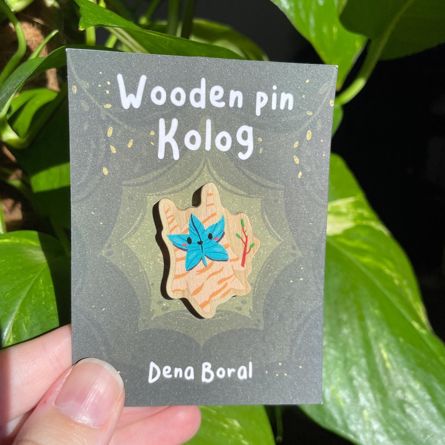 Pin de Madera Kolog azul Zelda | Zelda Blue Kolog Natural Wooden Pin Badge | ECO Friendly Pine Wood