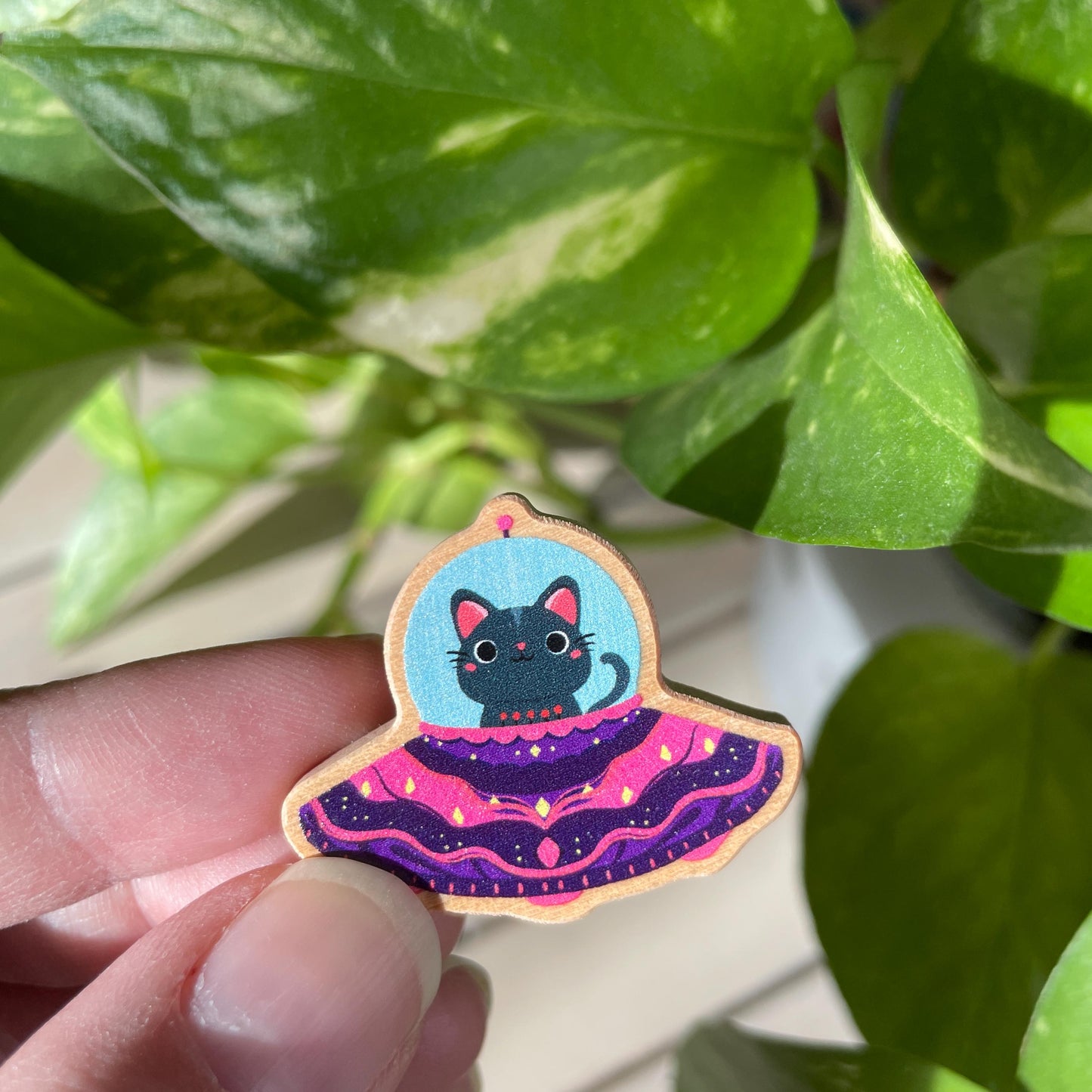 Pin de Madera UFO. Diseño sorpresa (7 modelos diferentes) | Wooden Pin Arte Original | Pin Regalo Eco Friendly Madera Natural