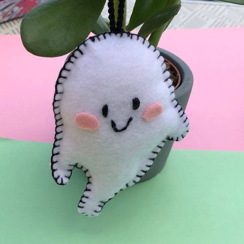 Fantasma: Adorno de fieltro hecho a mano, diseño original. Decoración Arbol de Navidad y Halloween