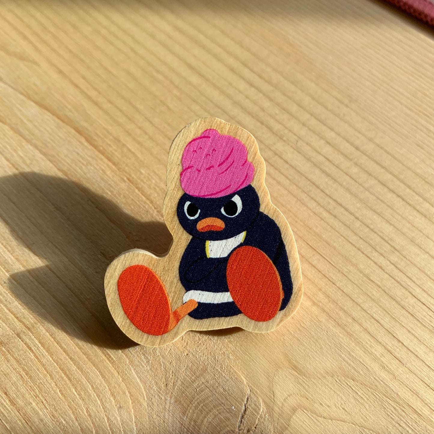Pin de Madera Pingu enfadado | angry pingu Wooden Pin Badge | Angry Pingu