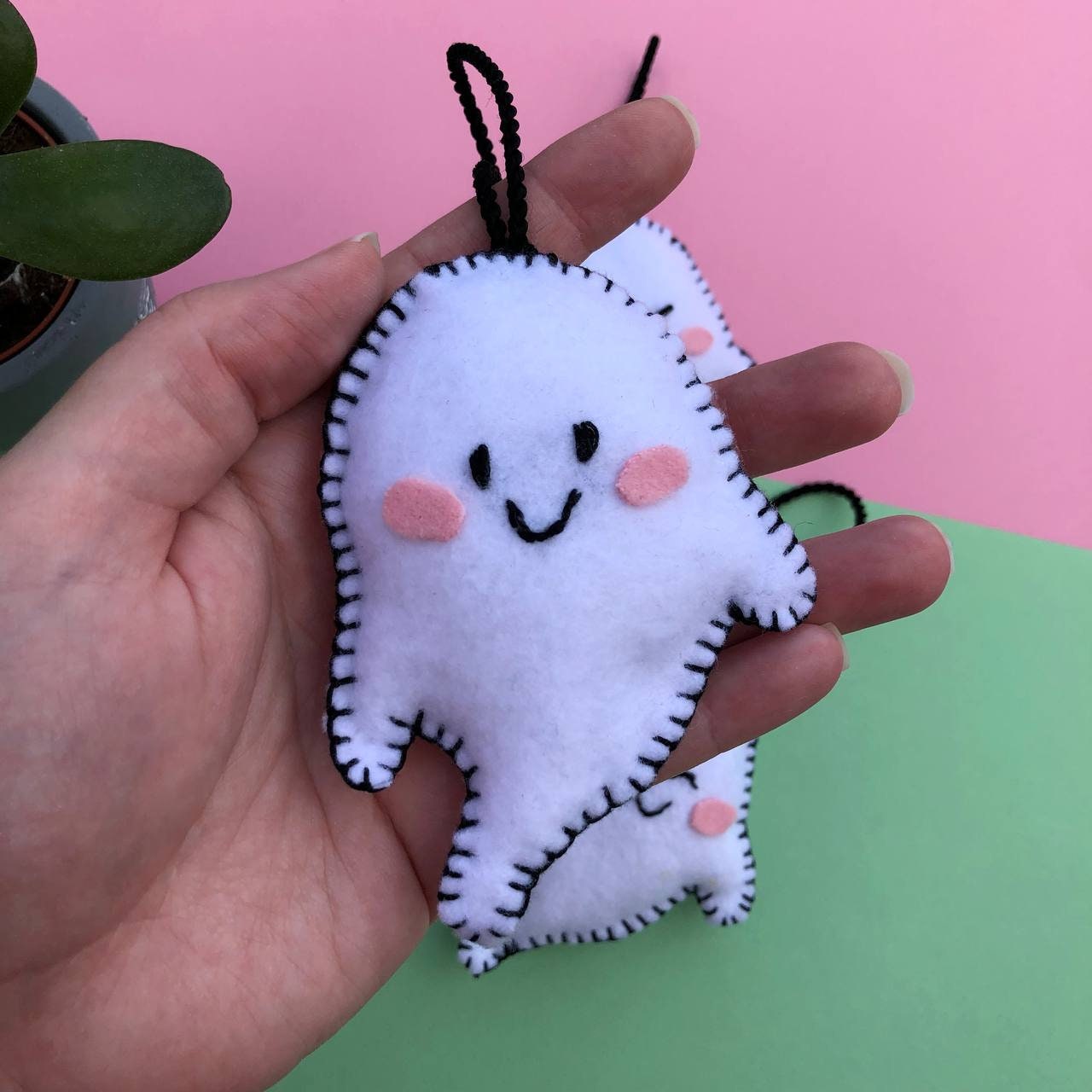 Fantasma: Adorno de fieltro hecho a mano, diseño original. Decoración Arbol de Navidad y Halloween