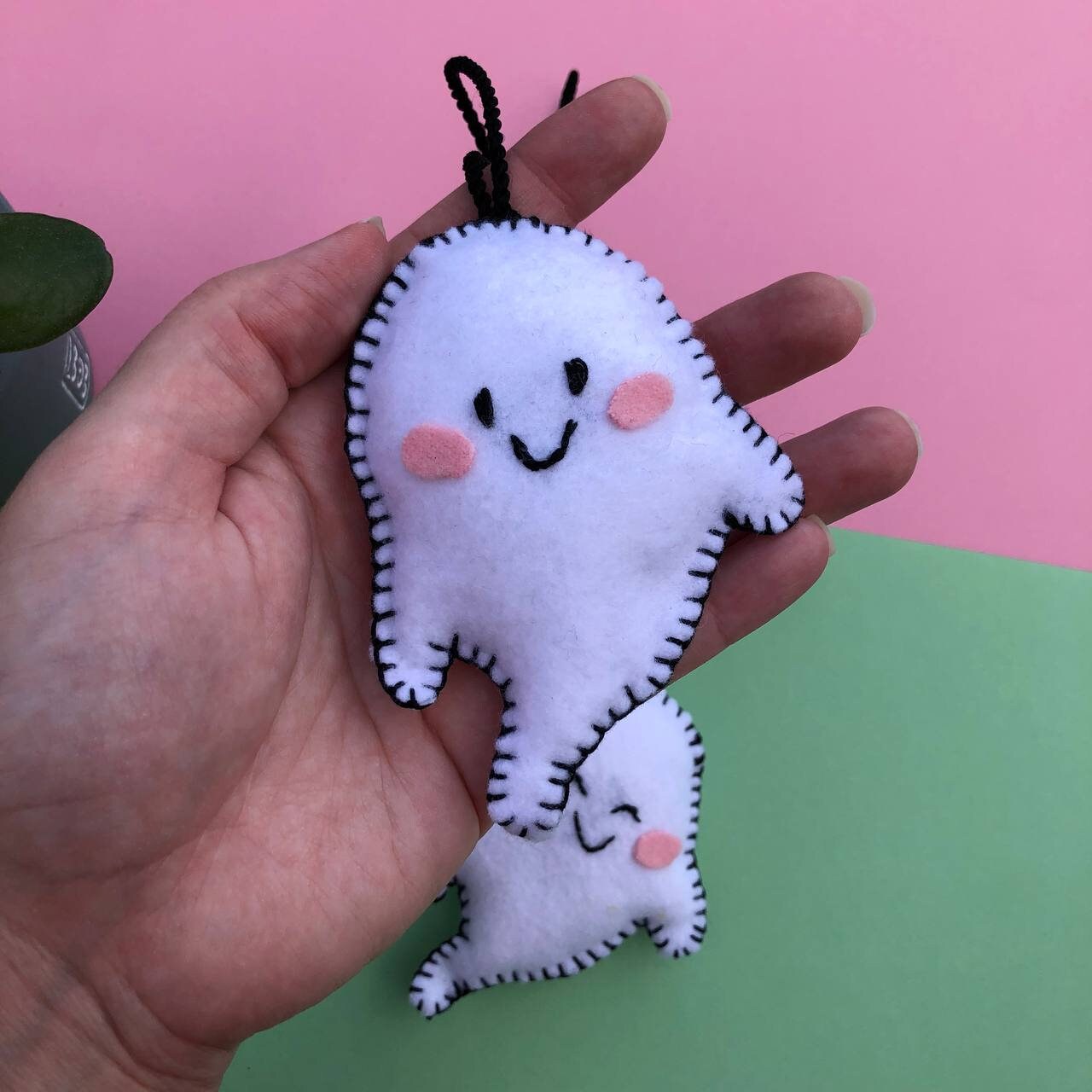 Fantasma: Adorno de fieltro hecho a mano, diseño original. Decoración Arbol de Navidad y Halloween